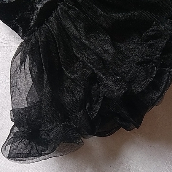 Spirit Halloween 2 Piece Female Vampire Costume - Picture 3 of 8